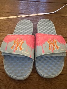 New York Yankees Pink Drip Slide Sandals